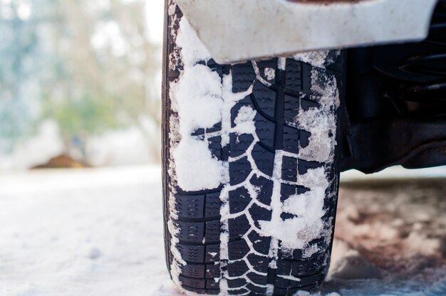 겨울 도로에 자동차 타이어는 눈으로 덮여 있습니다. 강 설에 아침에 눈이 골목에 차량