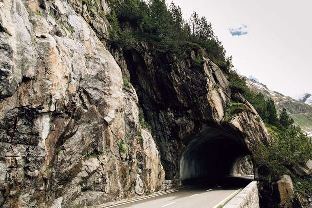 スイスアルプスのハイキング道路の岩のカーネル