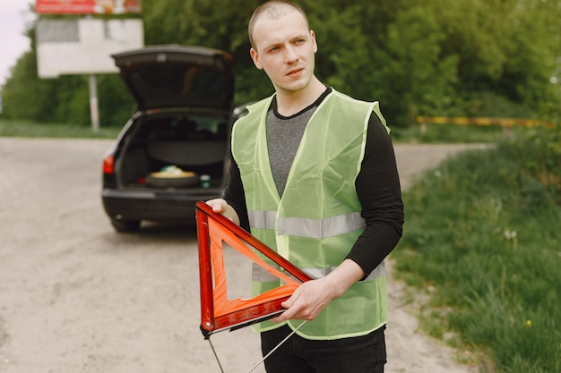 問題のある車と他の道路利用者に警告する赤い三角形