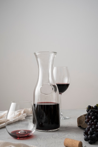 Foto gratuita caraffa e bicchiere di vino sul tavolo assortimento