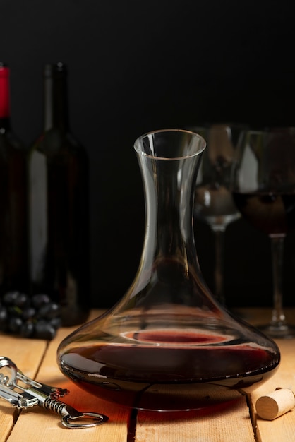 Foto gratuita caraffa con vino rosso sul tavolo