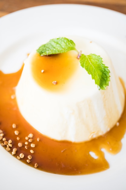 Foto gratuita budino al caramello e dessert alla panna cotta