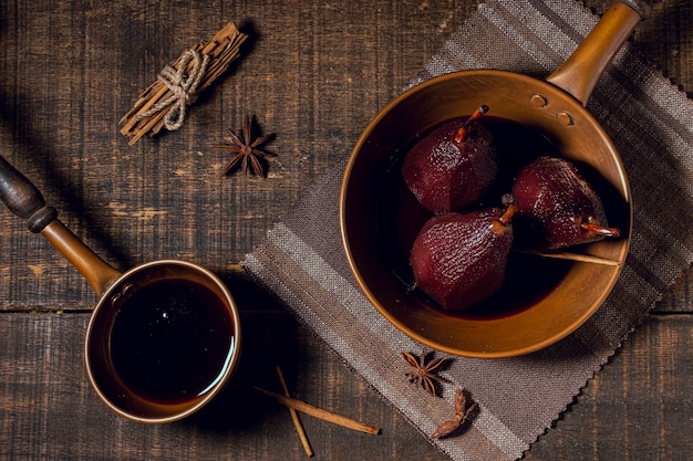 Foto gratuita pere caramellate con salsa al cioccolato