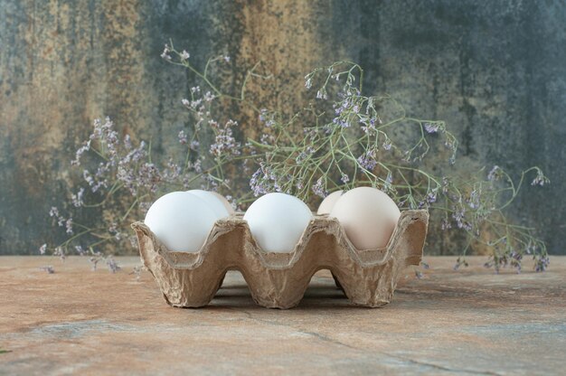 대리석 테이블에 닭고기 신선한 흰 계란 골 판지 상자.