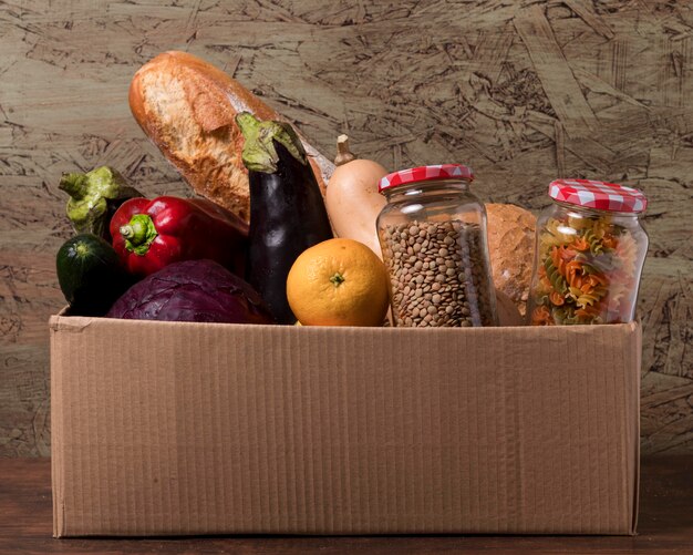 野菜と果物の段ボール箱