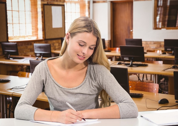 Foto gratuita uomini d'affari carriera pc compiti a casa stressati