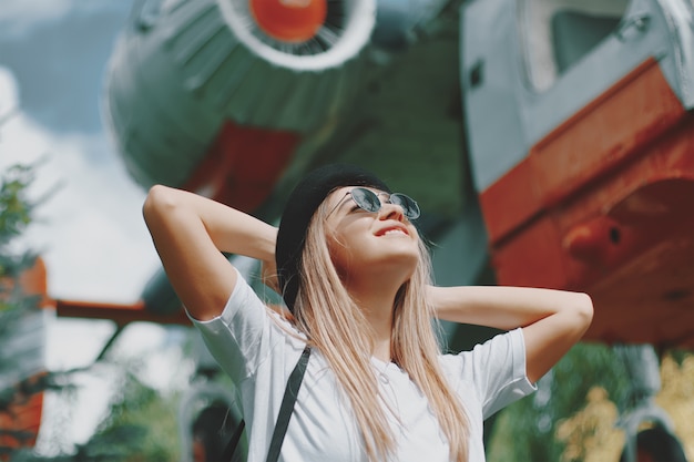 Free photo carefree girl portrait, enjoying a beautiful day