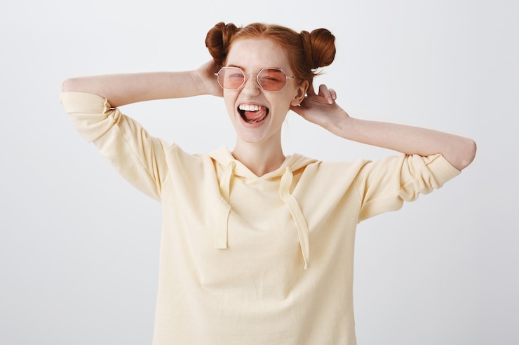 無料Photo 夏を楽しむサングラスで屈託のない笑顔赤毛の女の子