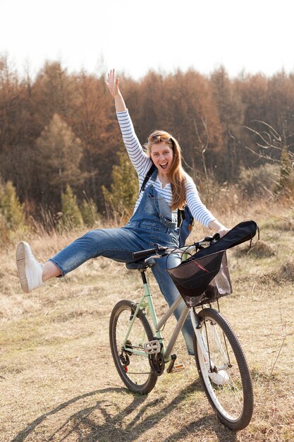 自然の中で屈託のない女性乗馬自転車