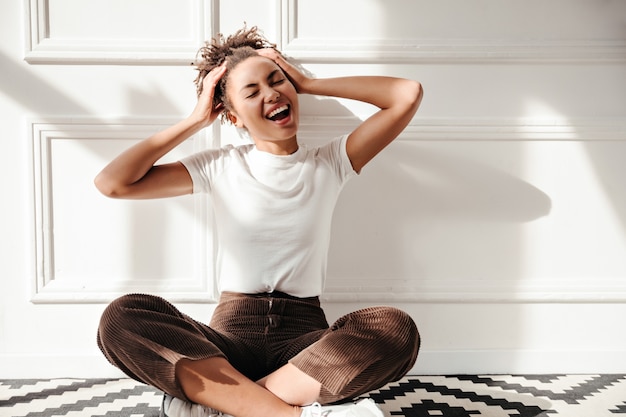 Foto gratuita testa commovente della donna spensierata