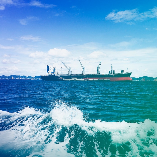 Free photo cargo ship in the ocean