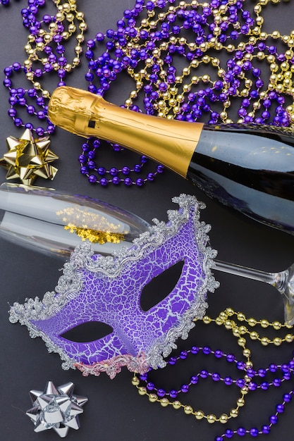 Foto gratuita maschera di carnevale con champagne e gioielli