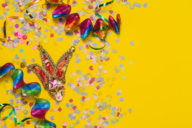 Free photo carnival mask with confetti and serpentine