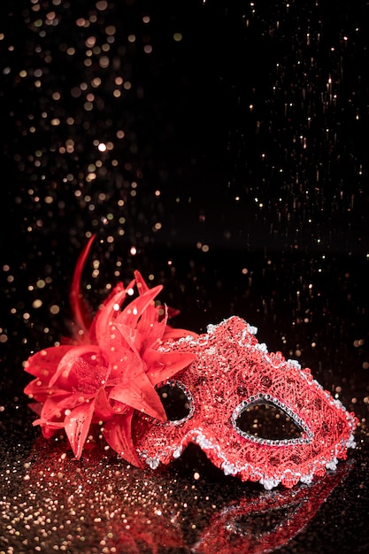 Maschera di carnevale con glitter e copia spazio