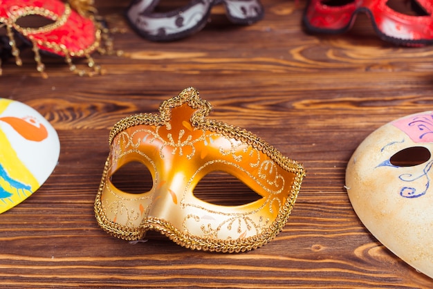 Foto gratuita maschere di carnevale sul tavolo
