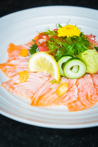 Foto gratuita carpaccio salmone in piatto bianco