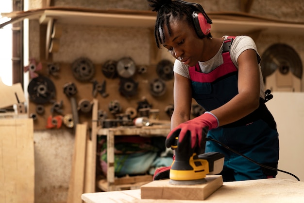 Free photo carpenter cutting mdf board inside workshop