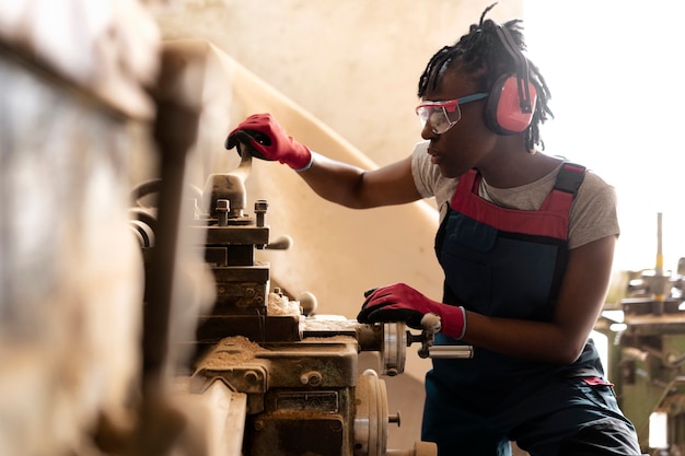 Free photo carpenter cutting mdf board inside workshop