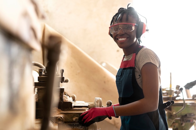 Free photo carpenter cutting mdf board inside workshop