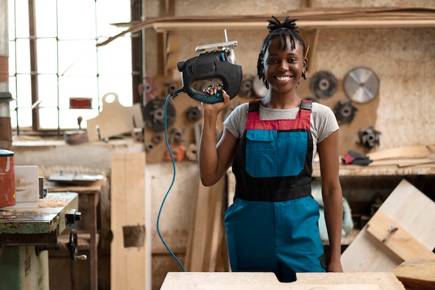 Free photo carpenter cutting mdf board inside workshop