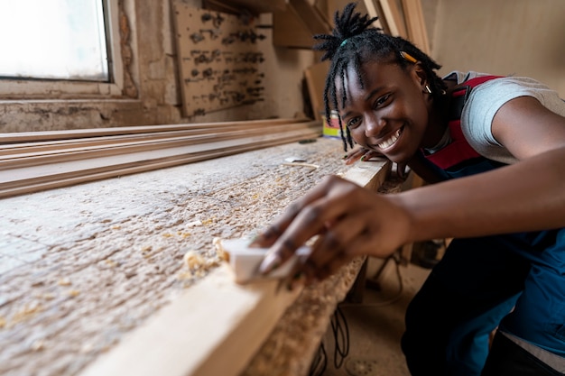 Free photo carpenter cutting mdf board inside workshop