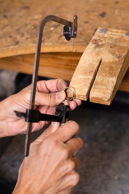 Foto gratuita operaio del carpentiere che crea un anello