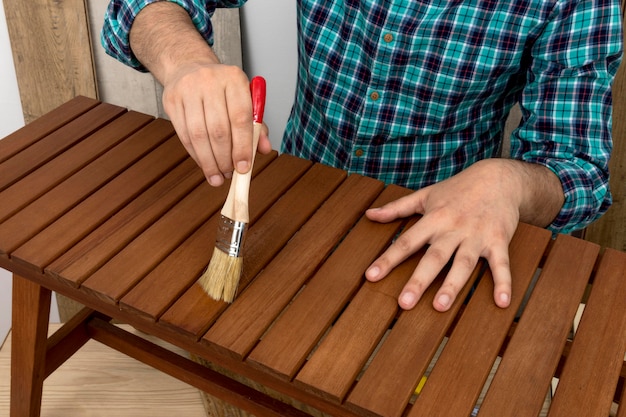 Foto gratuita falegname che lavora su legno nella sua bottega