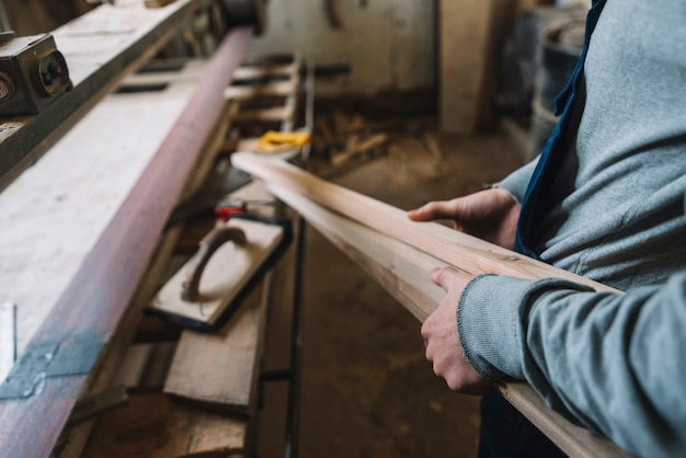 Concetto di carpenteria con lavoratore