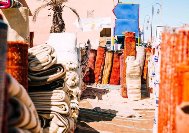 Foto gratuita tappeti sul mercato a marrakech