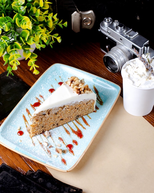 ホイップクリームとナッツをのせたキャロットケーキ