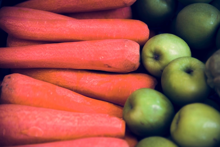 Free Photo carrot green apple fresh healthy