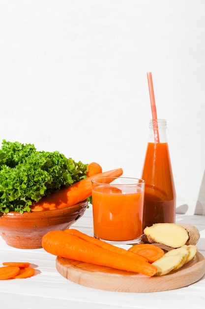 Морковный сок и различные продукты