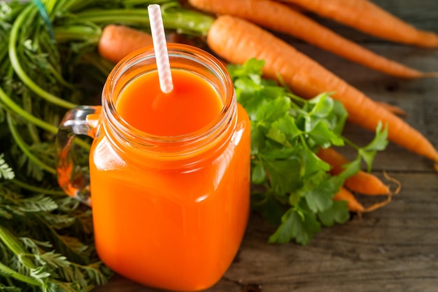 Free photo carrot smoothie with parsley