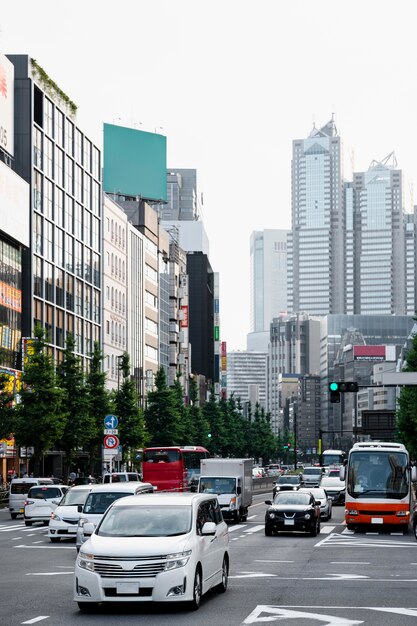 日光の下で都市交通の車