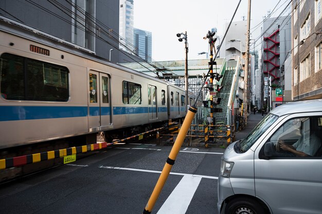 日光の下で都市交通の車