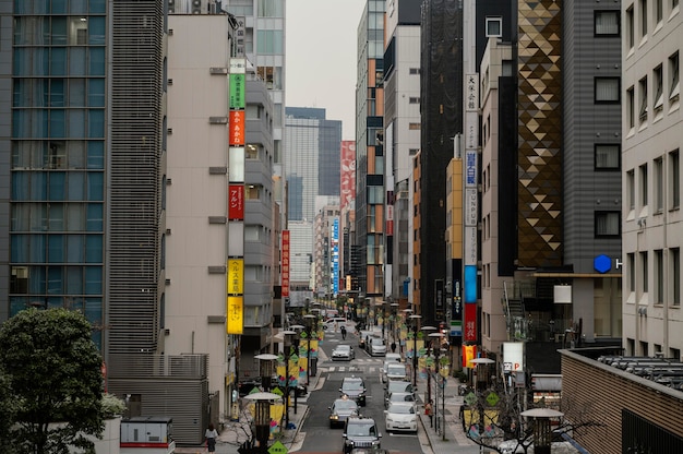 Автомобили, едущие по улице Японии