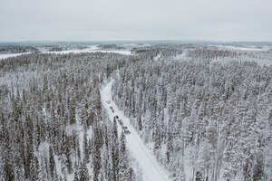 無料写真 フィンランドの魅惑的な雪景色を走る車