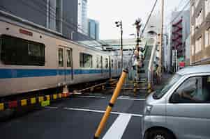 無料写真 日光の下で都市交通の車