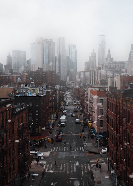 Free photo cars parked between buildings under cloudy sky at daytime