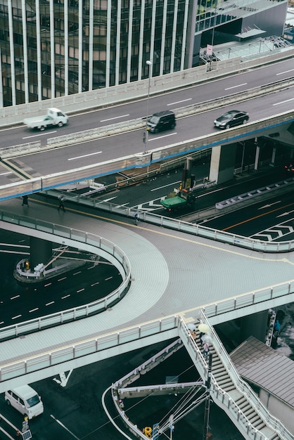 曇りの日の街の道路上の車