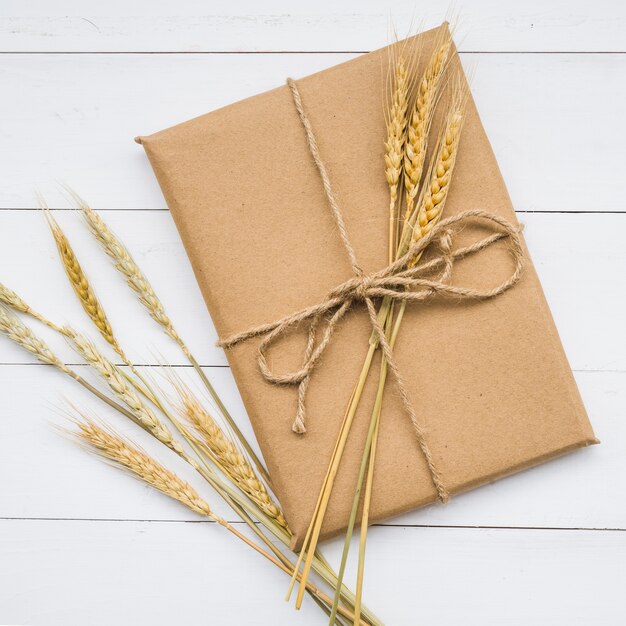 Картонная коробка с пшеницей