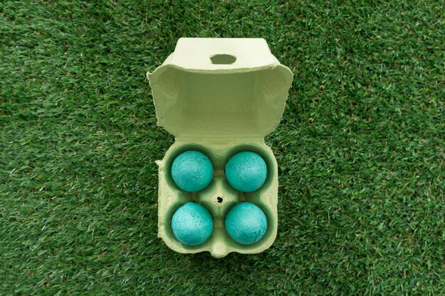 Коробка пасхальных яиц на траве