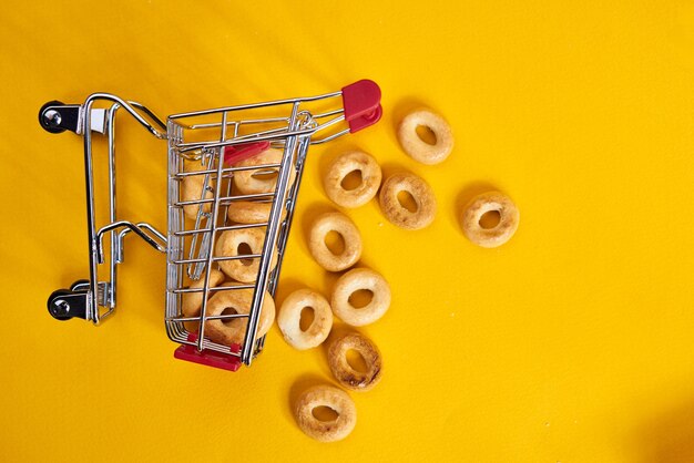 식료품 쇼핑 슈퍼마켓이 있는 카트 노란색 배경 프리미엄 사진