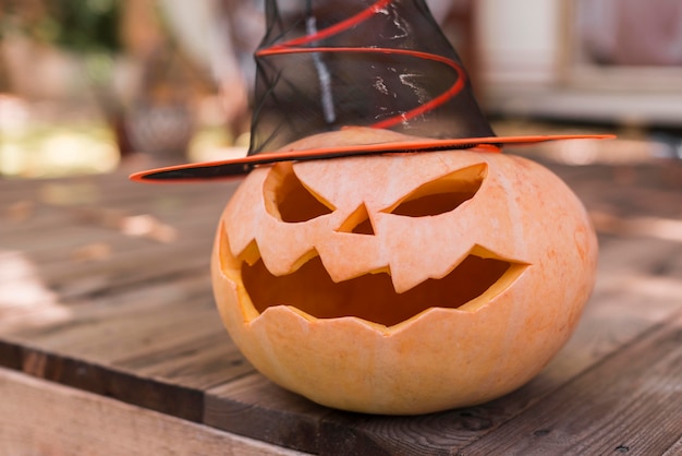 Zucca intagliata con il primo piano del cappello della strega