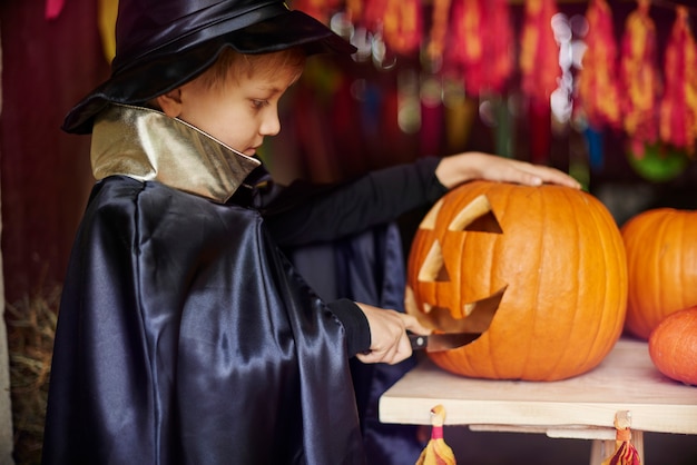 Free photo carving a pumpkin is my new hobby