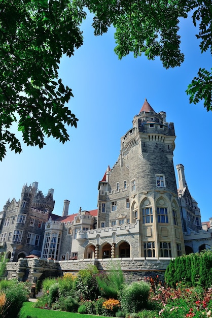 Бесплатное фото casa loma в торонто с голубым небом