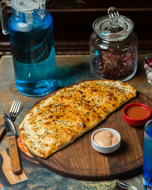 Foto gratuita pane alla casadella servito con ketchup e maionese