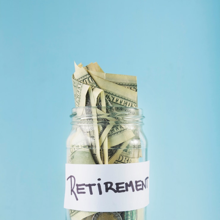 Free Photo cash in jar for retirement 