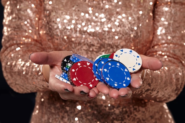 カジノのコンセプト。カジノで遊んでいる若いかなり白人女性の肖像画。ルーレット、ポーカーチップ、カード、ホイール、孤立した白い背景