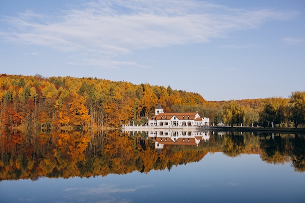 Free photo castle lake view